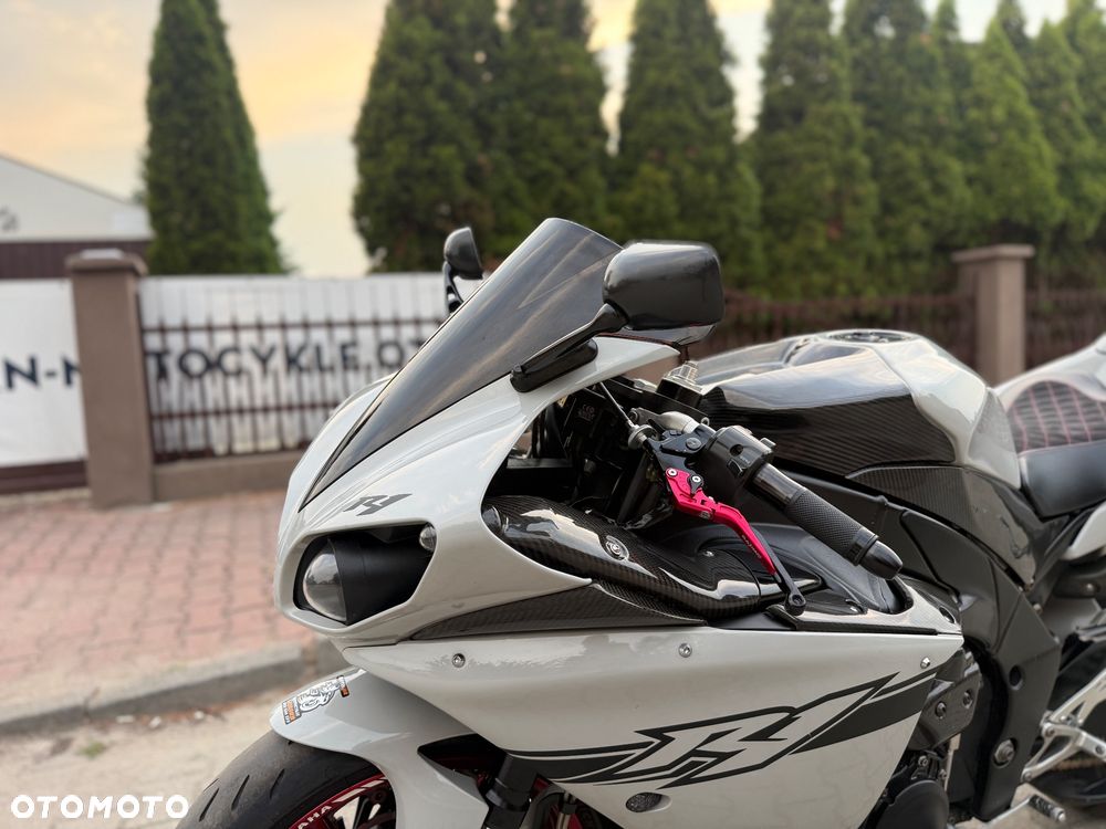 Yamaha R1 - 22