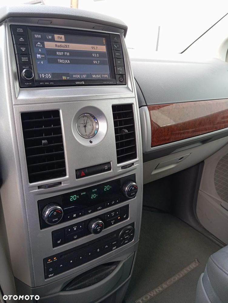 Chrysler Town & Country - 13