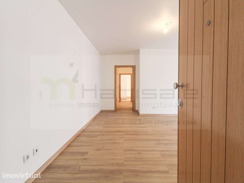 T2 com garagem e varanda com churrasqueira, nas Colinas do Cruzeiro - Grande imagem: 2/23