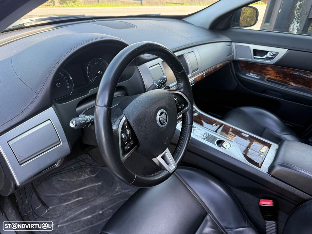 Jaguar XF 2.2 D Premium Luxury - 37