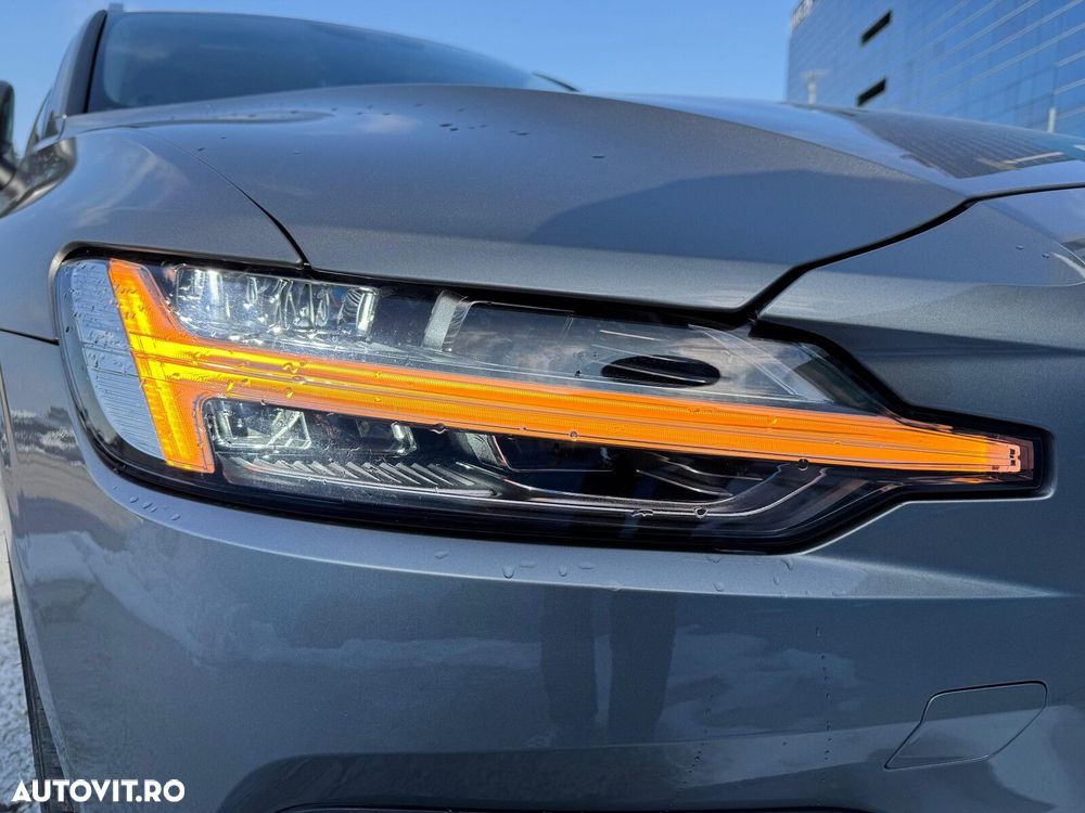 Volvo V60 B4 MHEV AT8 FWD Momentum Pro - 16