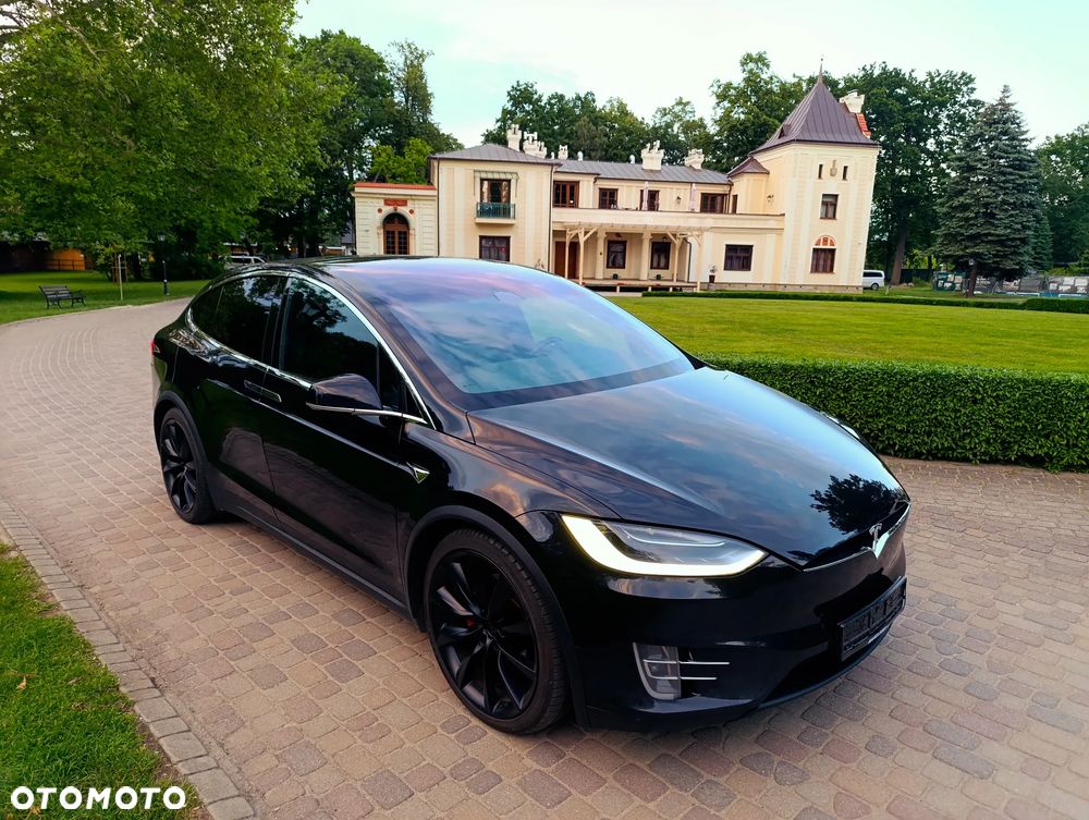 Tesla Model X - 24