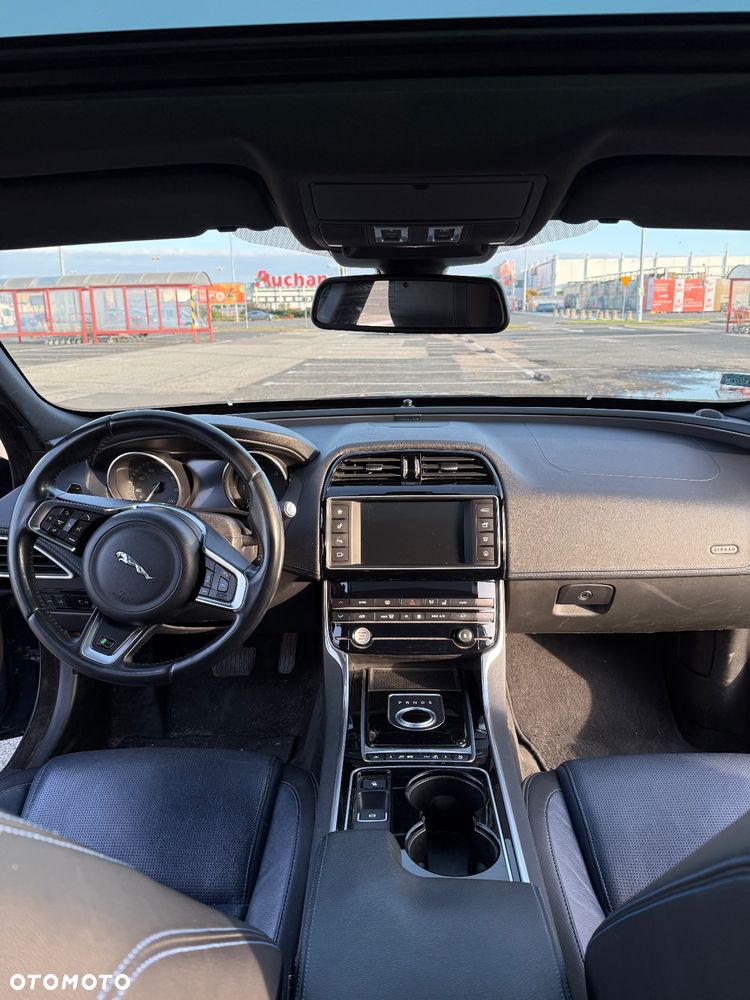 Jaguar XE 2.0 D R-Sport - 10