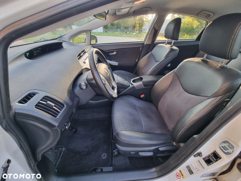 Toyota Prius (Hybrid) Life - 26