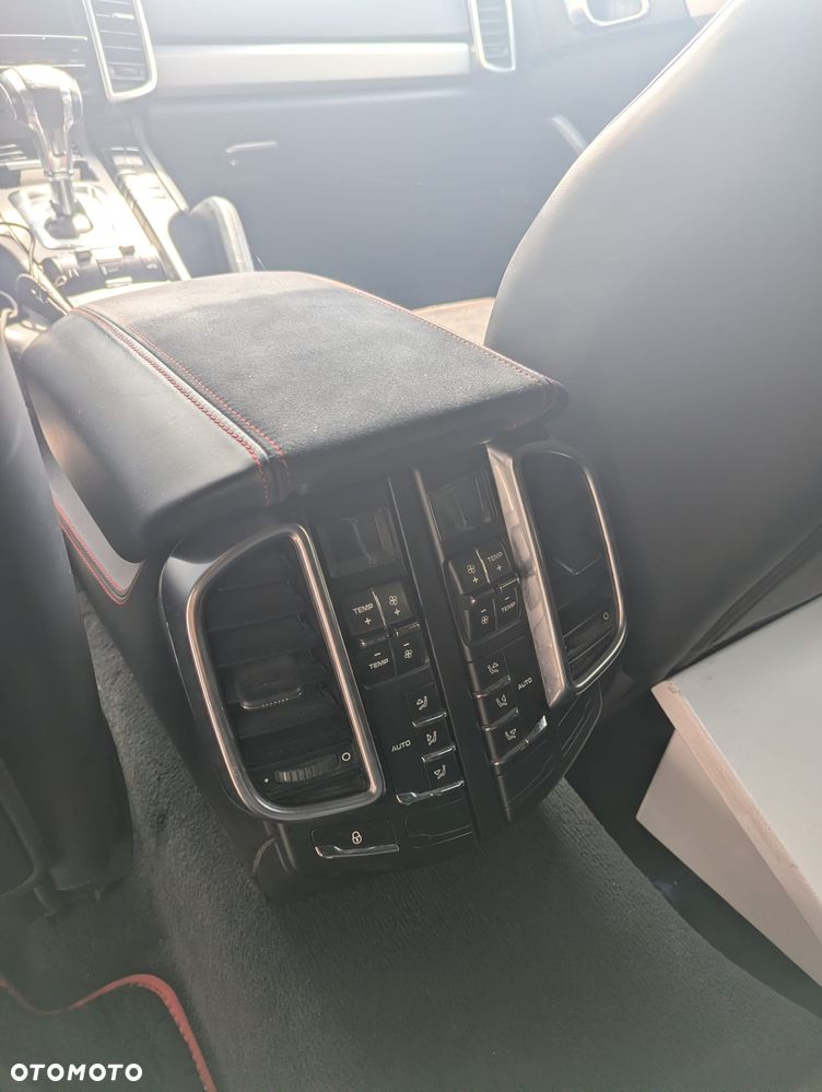 Porsche Cayenne GTS - 12