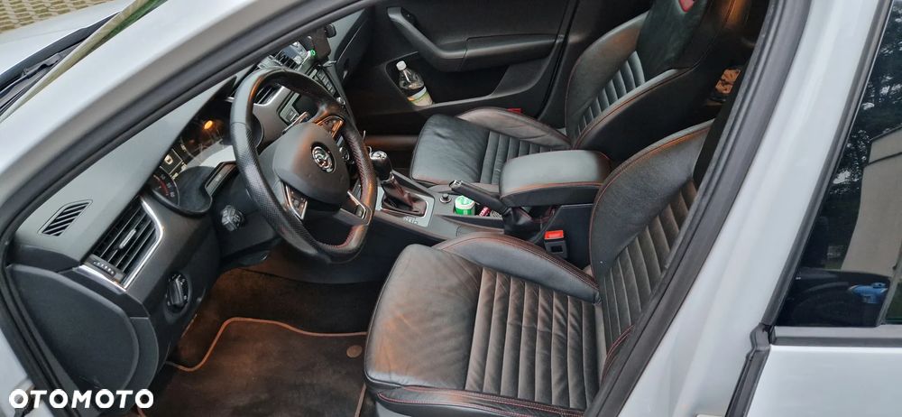 Skoda Octavia 2.0 TDI DSG RS - 6