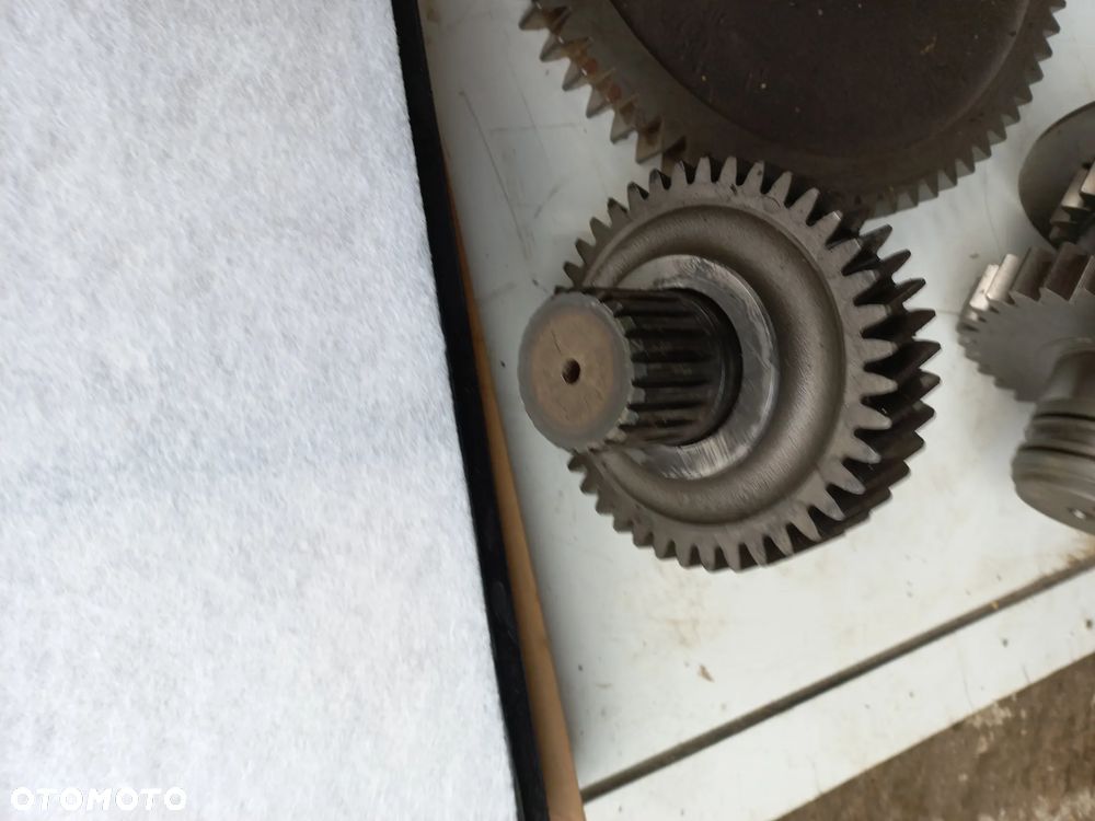 Części Agco Valtra,Massey,Fendt Obudowa PTO M934152220300,koło zębate,ACV079246A,SIŁOWNIK TUZA,OGNIBENE,ACV3867420,ACX2728610,4293088M1,CZUJNIK PALIWA,ACX2728590,10911060,0046106100000,934152221020,przekładnia czołowa,filtr kabinowy,acw2380980.acw1481500,chłodnica wody,ACV0303150. - 28