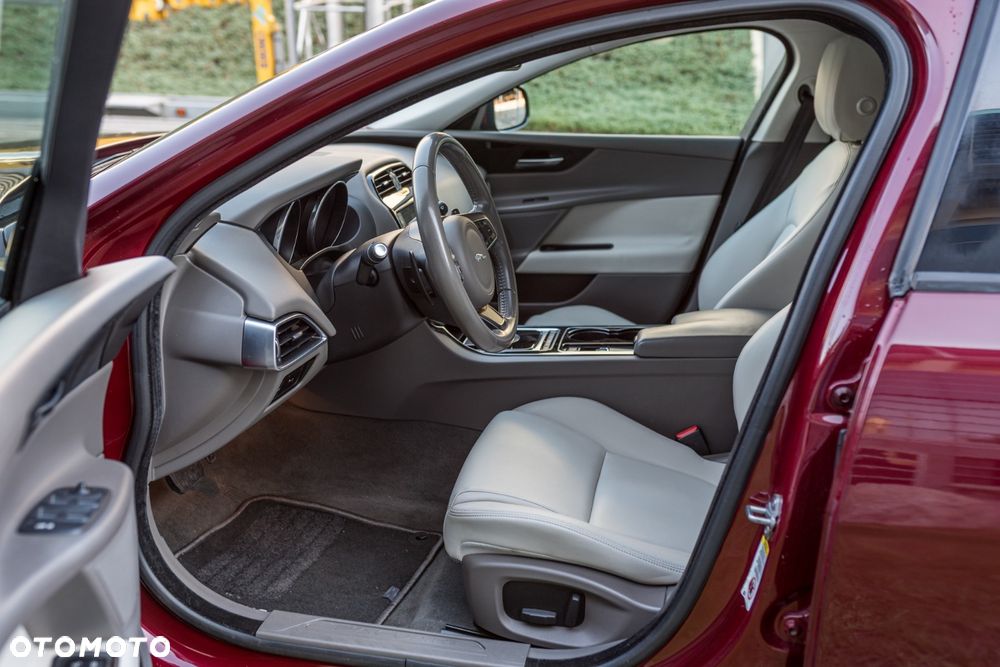 Jaguar XE 2.0 T Prestige - 12
