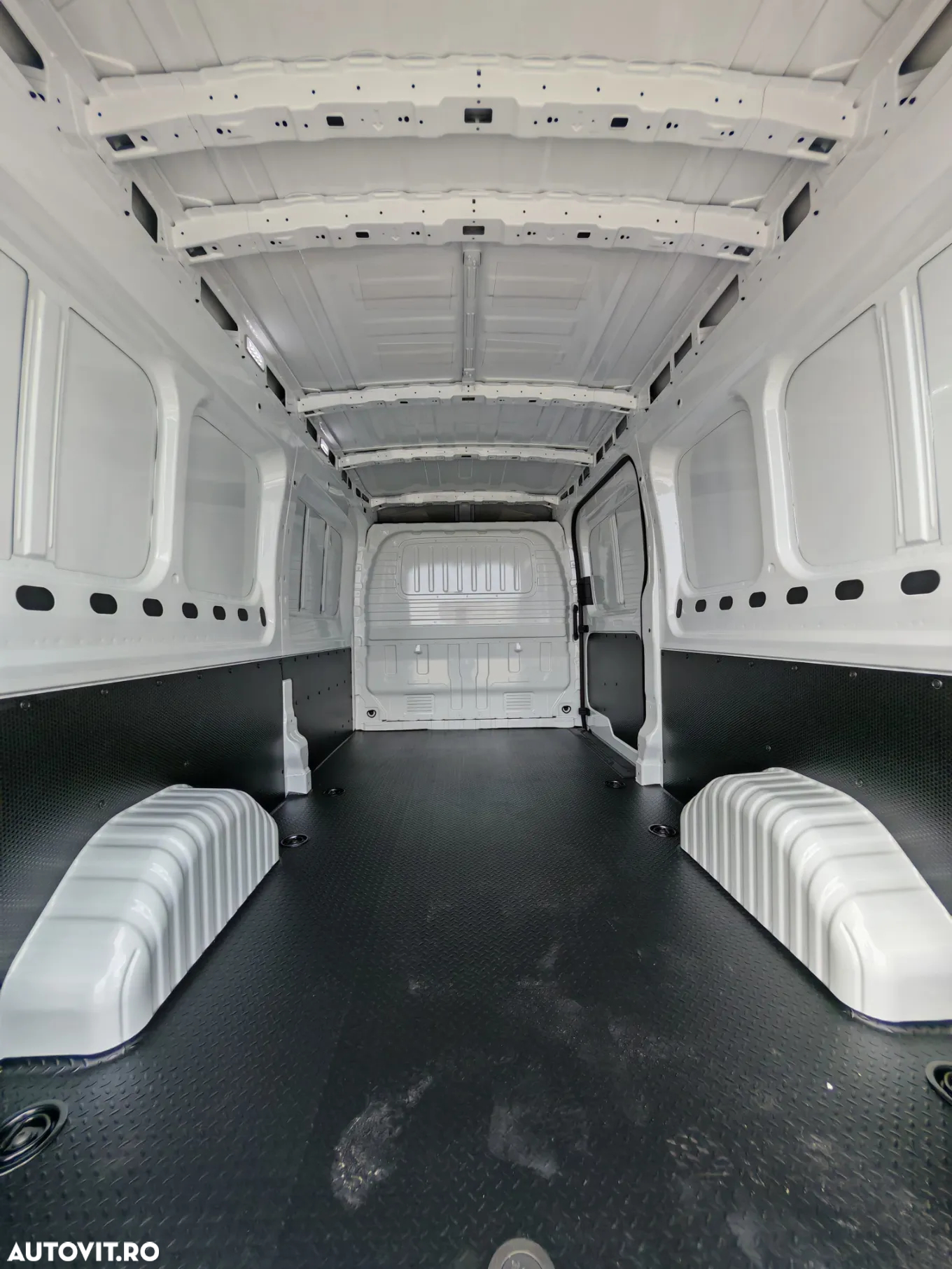 Maxus Deliver 9 Van L3H2 - 12