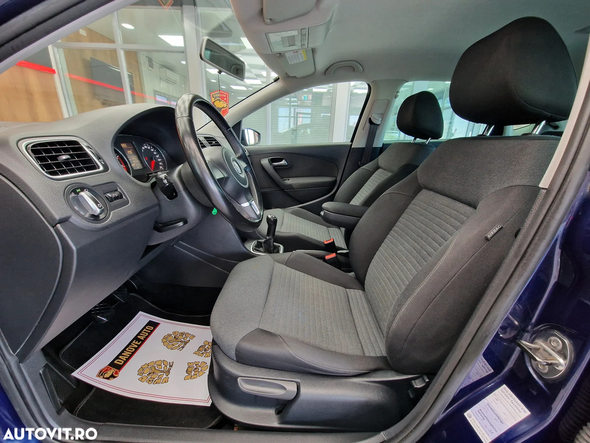 Volkswagen Polo 1.2 Attractive - 6
