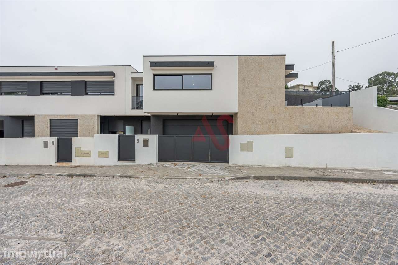 Moradia Geminada T3 Nova com Piscina em Aldão, Guimarães - Grande imagem: 2/29