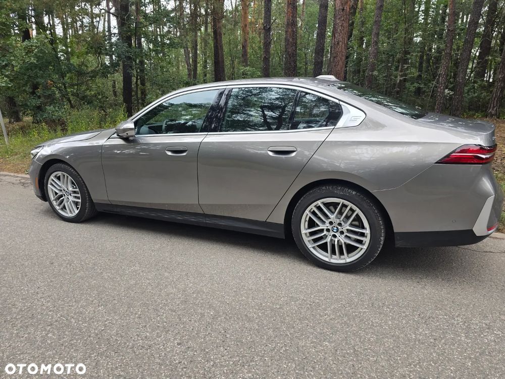 BMW Seria 5 530i xDrive mHEV - 13