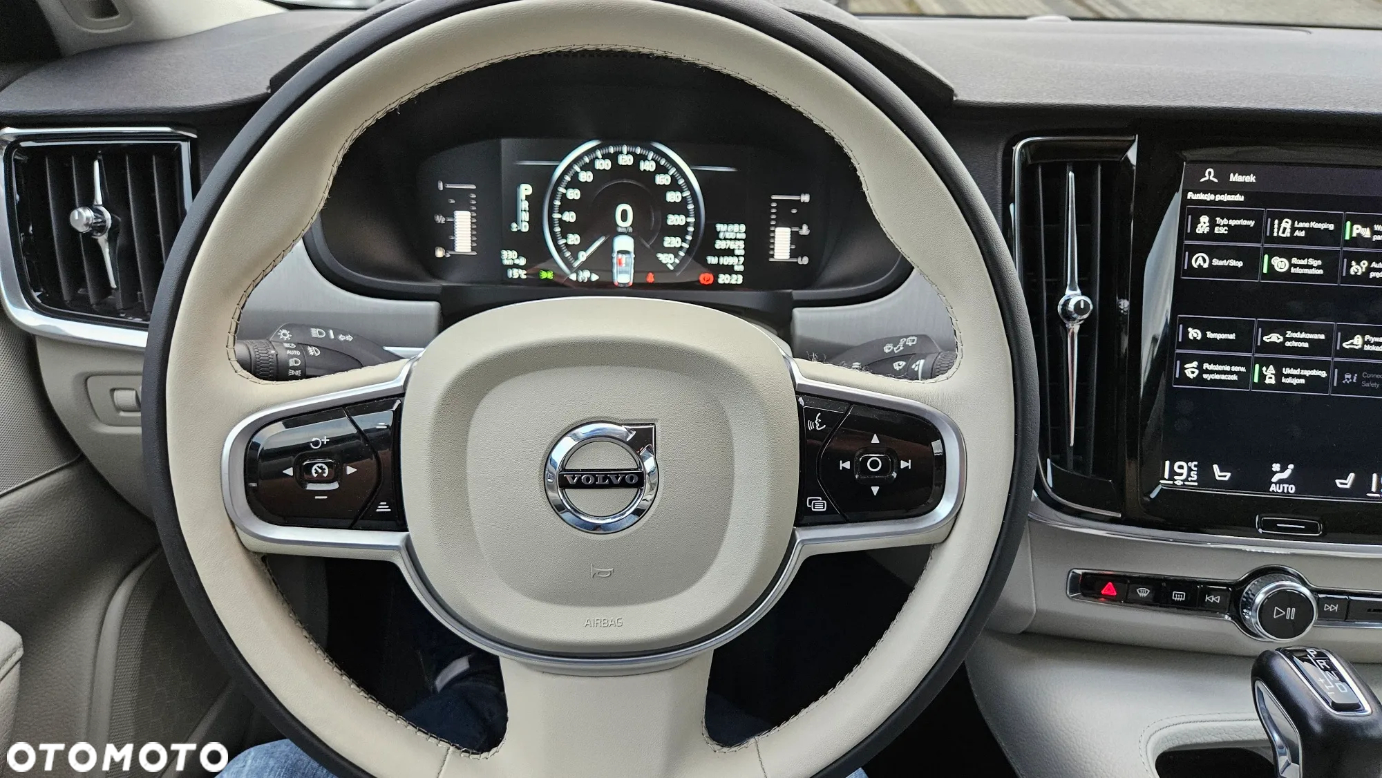 Volvo V90 D4 Momentum - 27