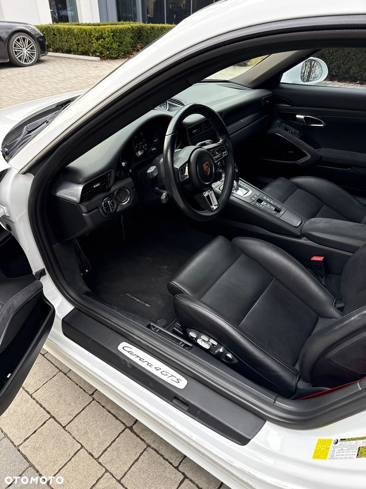Porsche 911 Carrera 4 GTS PDK - 9