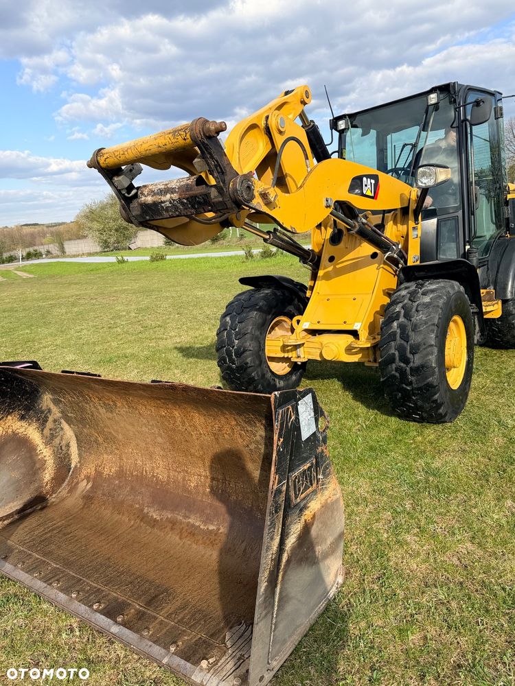 Caterpillar Ładowarka łamana 906M Cat łyżka widły 907 908 5 6 ton SZYBKOZŁĄCZE HYDRAULICZNE dodatkowe linie ZAMIATARKA za dopłatą - 22