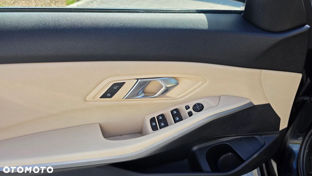BMW Seria 3 318d Sport Line Shadow - 21