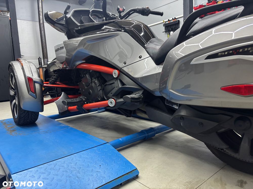 Can-Am Spyder - 15