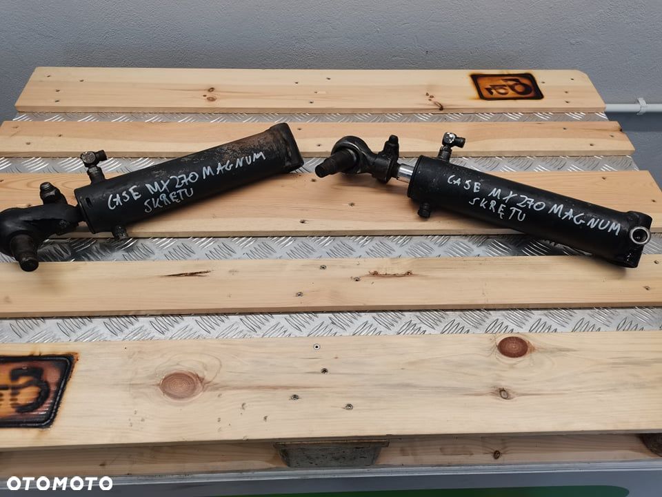 Case MX Magnum 2002r. {Cylinder hydrauliczny skrętu} - 1