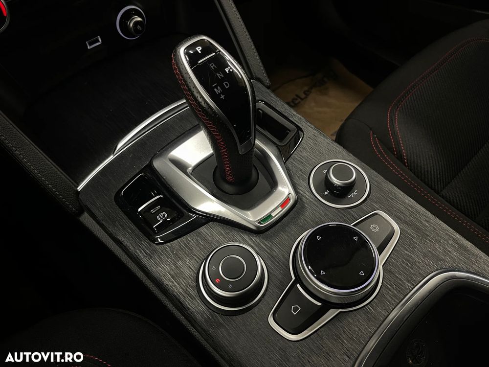 Alfa Romeo Stelvio 2.2 16V AT8 - 24