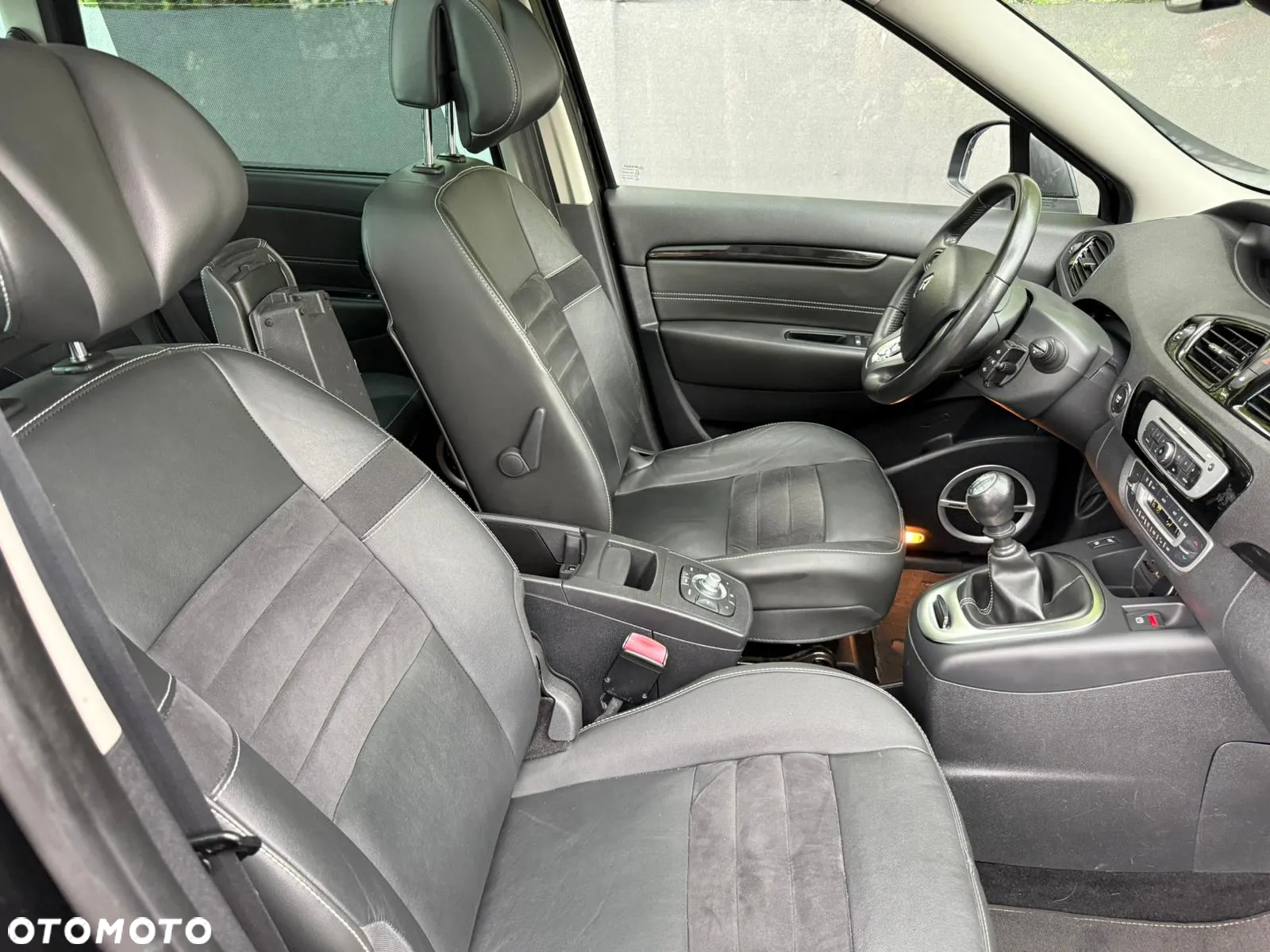 Renault Scenic ENERGY dCi 130 INITIALE PARIS - 8
