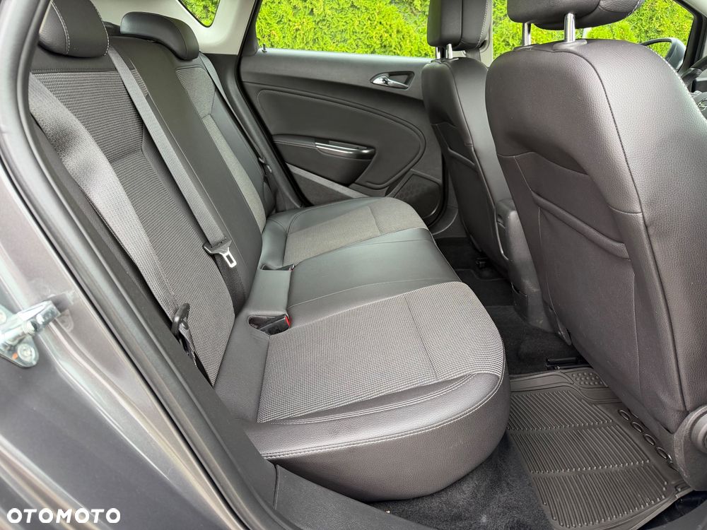 Opel Astra 1.6 Turbo Cosmo - 24