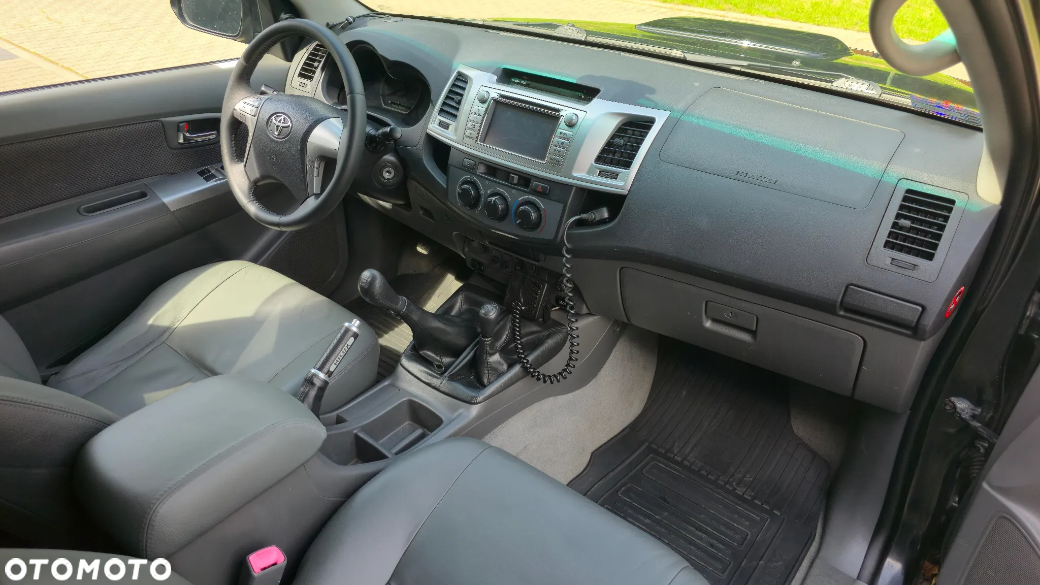 Toyota Hilux 2.5 D-4D SR - 26