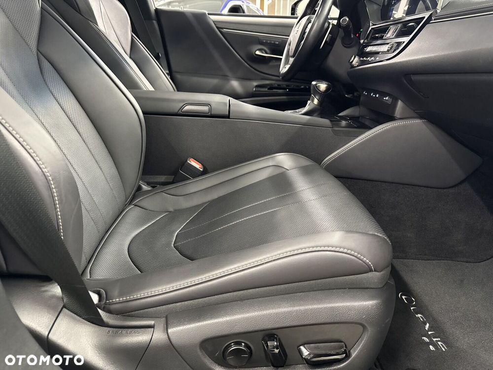 Lexus ES 300h F Sport Edition - 25