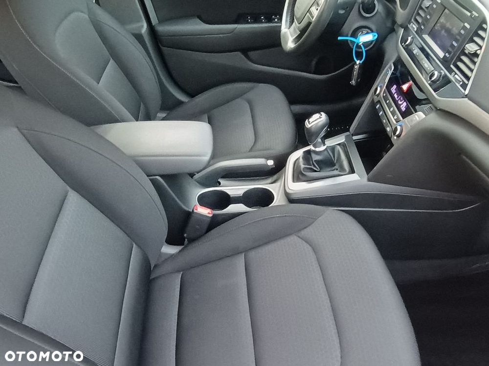 Hyundai Elantra - 25