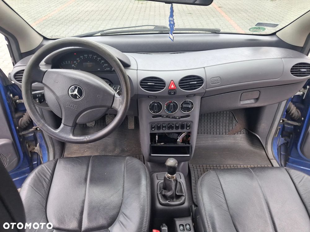 Mercedes A160 ELCH A klasa W168 silnik 1.6 Benzyna 166.930 skrzynia biegów drzwi klapa maska zderzak błotnik lakier 933 Tiefseeblau / Deep Sea Blue alternator listwa wtryskowa przepustnica przepływomierz alternator maglownica wahacz pompa wspomagania sprężarka klimatyzacji cewka wentylator sterownik stacyjka moduł silniczek panel przewód wiązka radio fotel fotele tapicerka skórzana skóra boczek podłokietnik szyba zwrotnica EGR chłodnica pas wzmocnienie lusterko lampa reflektor tłumik wydech halogen hak holowniczy klamka belka sanki mcperson amortyzator sprężyna felga zwrotnica blenda mikrostyk kierownica mechanizm zamek zacisk hamulcowy jarzmo klamka włącznik schowek lewarek wybierak osłona łapa poduszka zbiorniczek rura manetki kolektor pompa ABS sprzęgło konsola tunel kratki nawiewu skóra szyberdach NA CZĘŚCI - 7