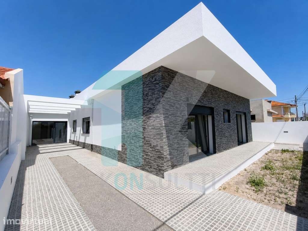 Moradia térrea T4 nova com boas áreas e jardim - Fernão Ferro - Grande imagem: 2/16