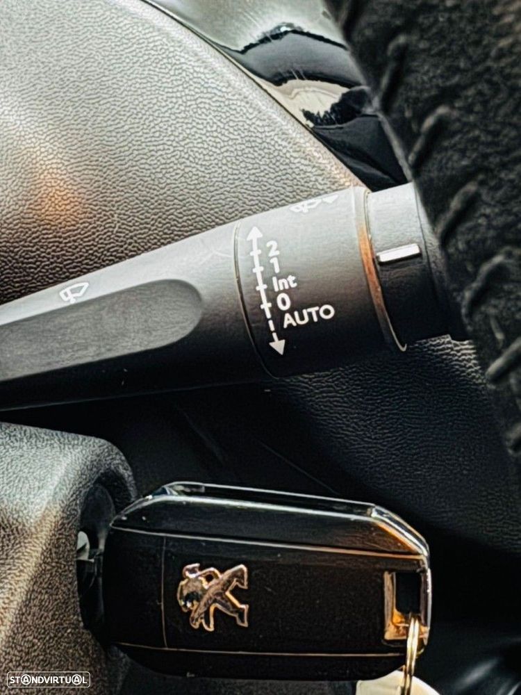 Peugeot 208 1.2 VTi SE Style - 11