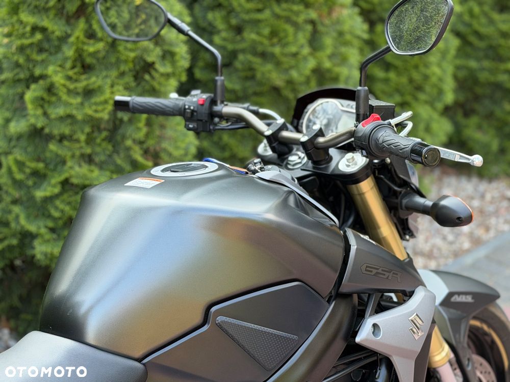 Suzuki GSR - 14