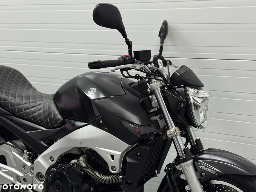 Suzuki GSR - 9