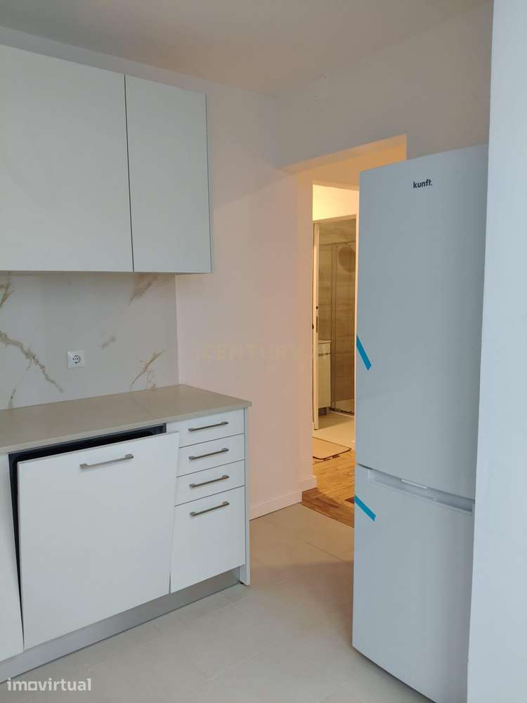 Apartamento T2 renovado pronto a estrear em Beato, a 500 metros do met - Grande imagem: 3/13