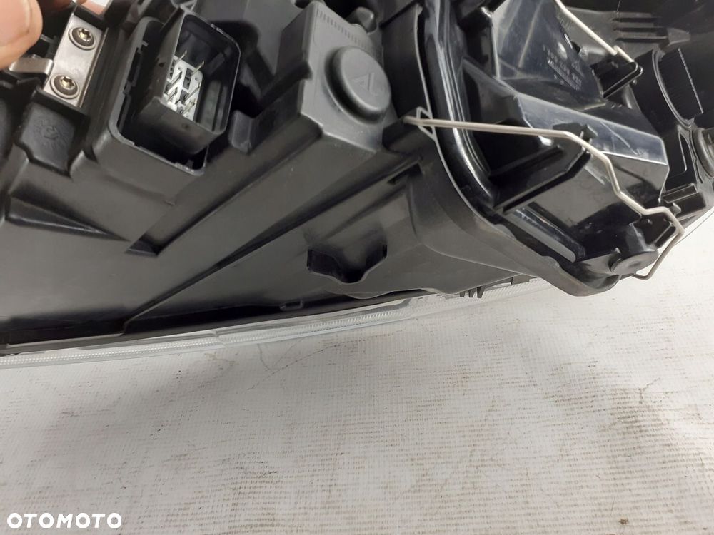 Volvo C70 II 10-13r. Lampa Prawa Zwykła . 31299751 - 9