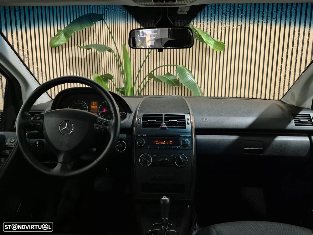 Mercedes-Benz A 150 Elegance Automatic - 12