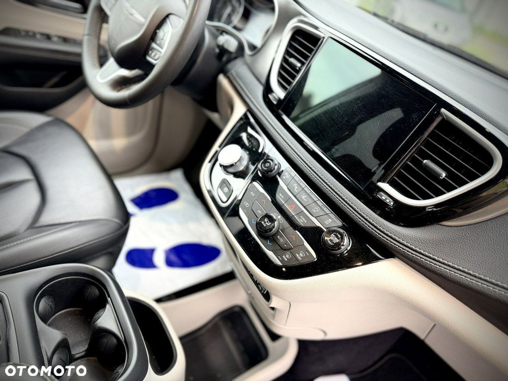 Chrysler Pacifica - 16