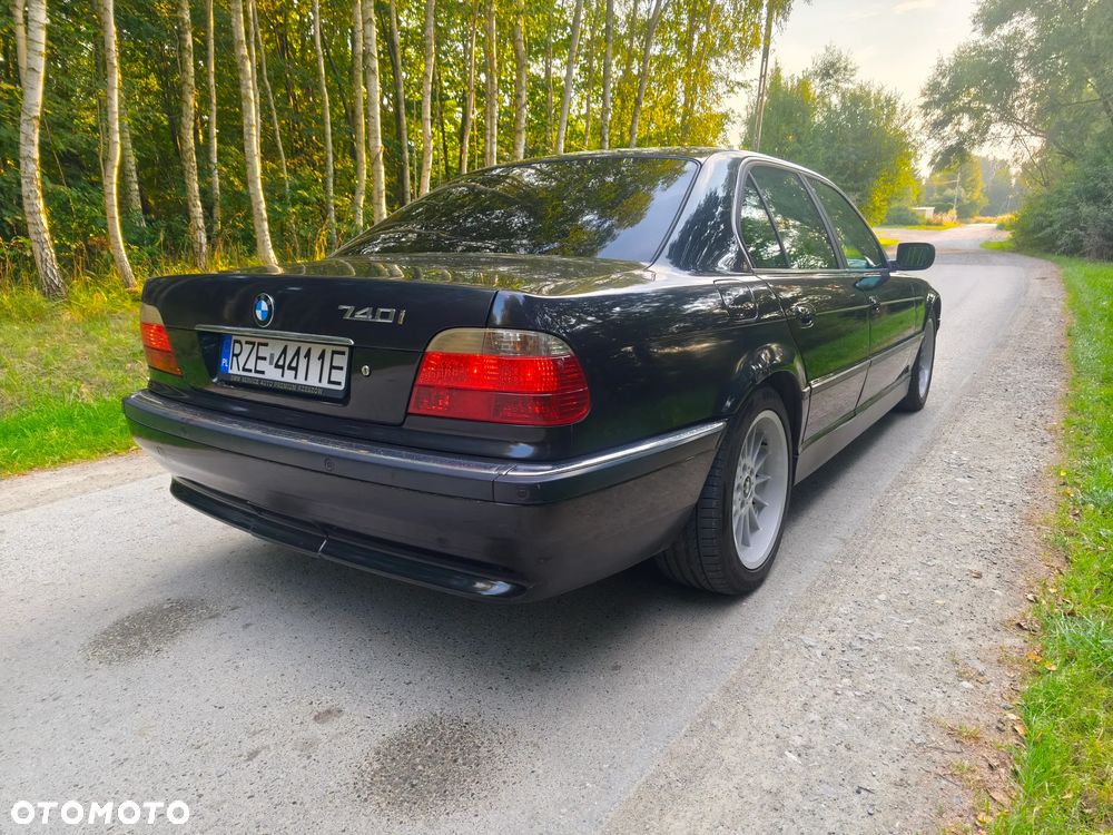 BMW Seria 7 740i - 8