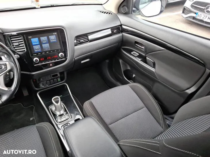 Mitsubishi Outlander 2.4 4WD Plug-In Hybrid - 19