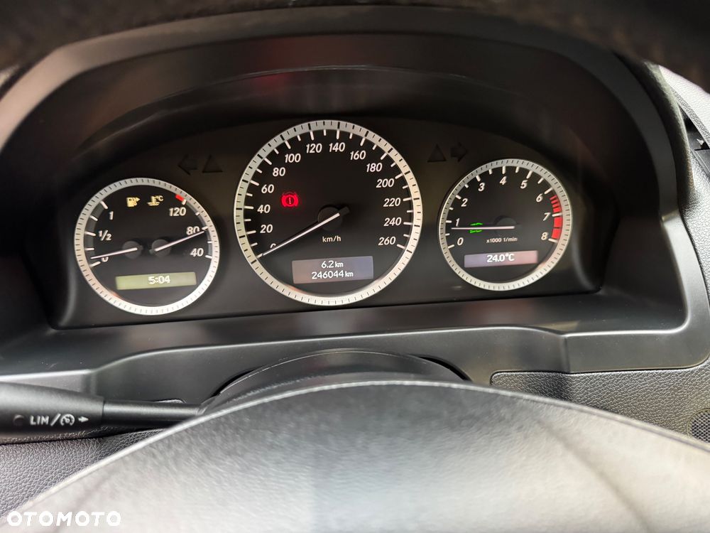 Mercedes-Benz Klasa C 180 Kompressor BlueEFFICIENCY Elegance - 28