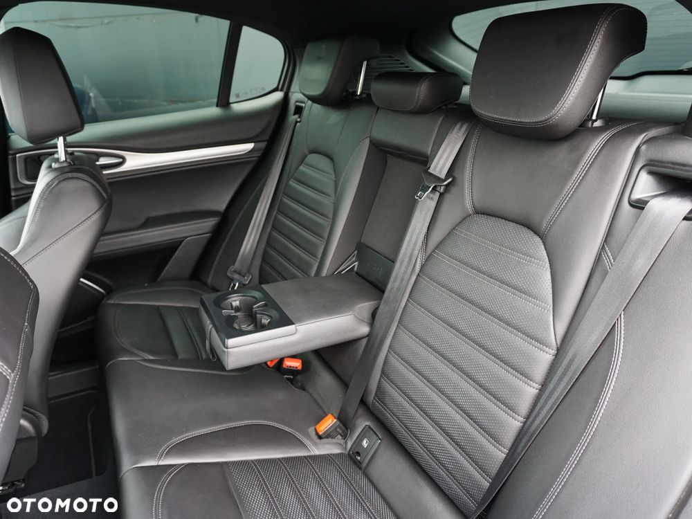 Alfa Romeo Stelvio 2.0 Turbo Sprint Q4 - 11