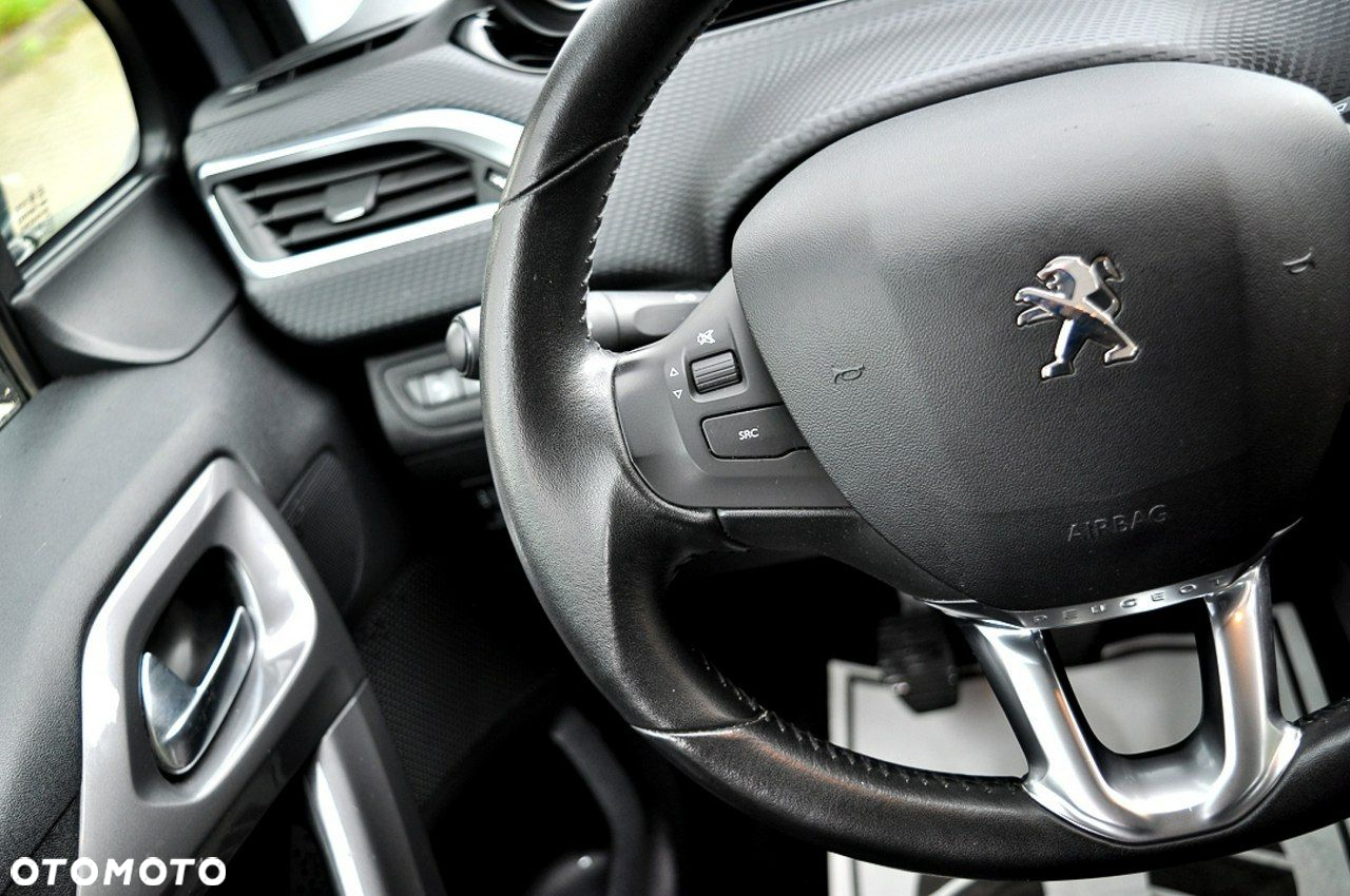 Peugeot 2008 1.2 Pure Tech Allure S&S - 16