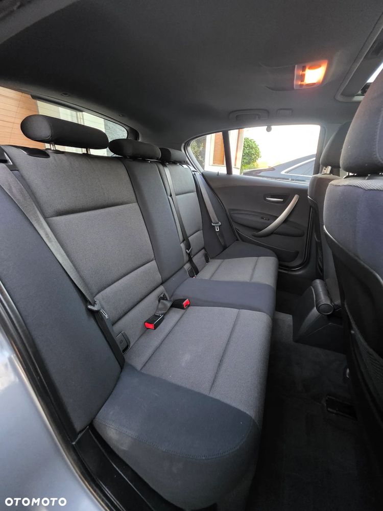 BMW Seria 1 120i - 25