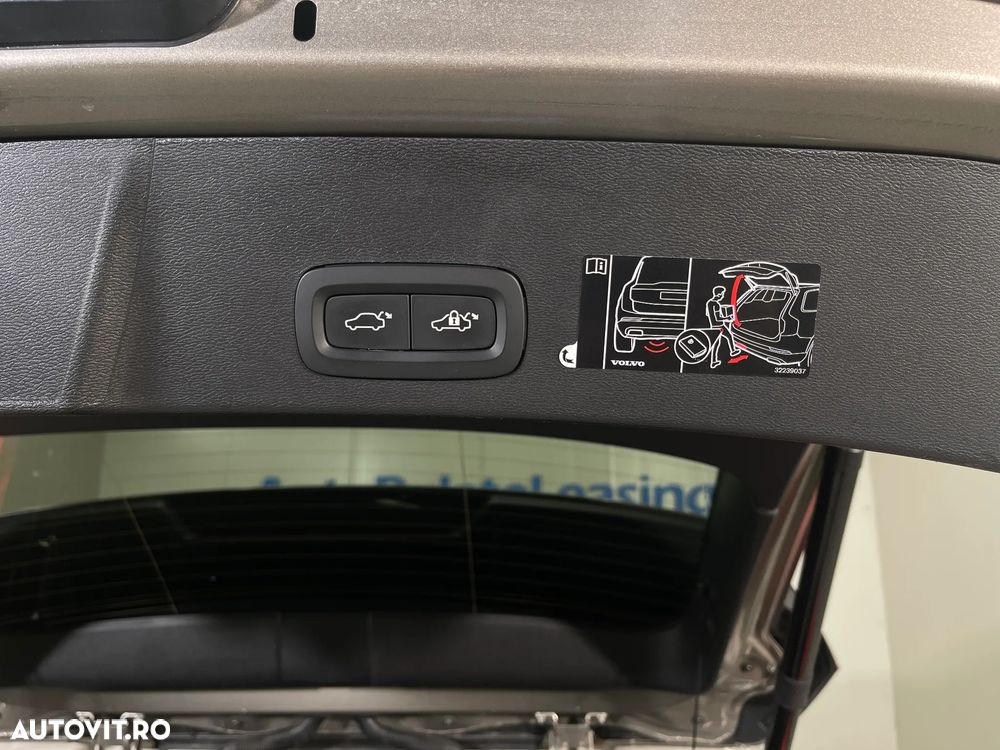 Volvo XC 40 B4 AT8 AWD Mild Hybrid Momentum Pro - 24