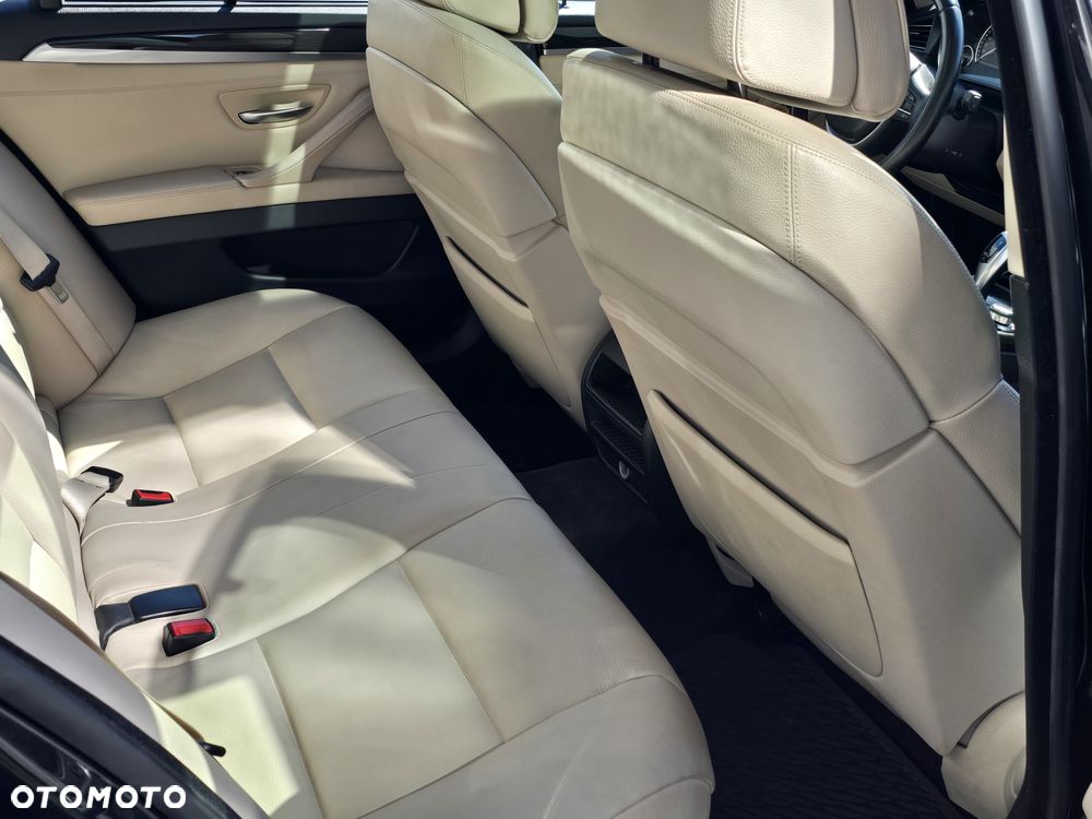 BMW Seria 5 525d xDrive - 14