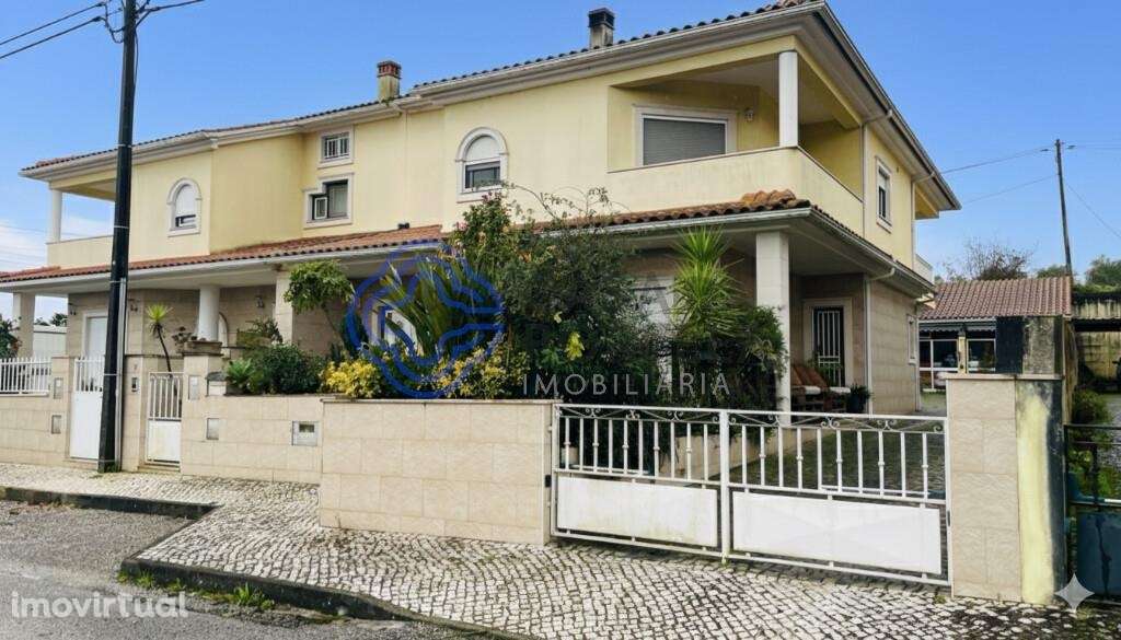 Moradia Geminada de Grandes Dimensões em S. Silvestre com Acabamentos - Grande imagem: 3/39