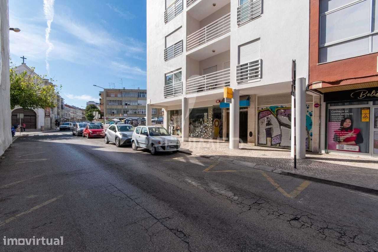 Loja no centro de Almada Velha - Grande imagem: 2/13
