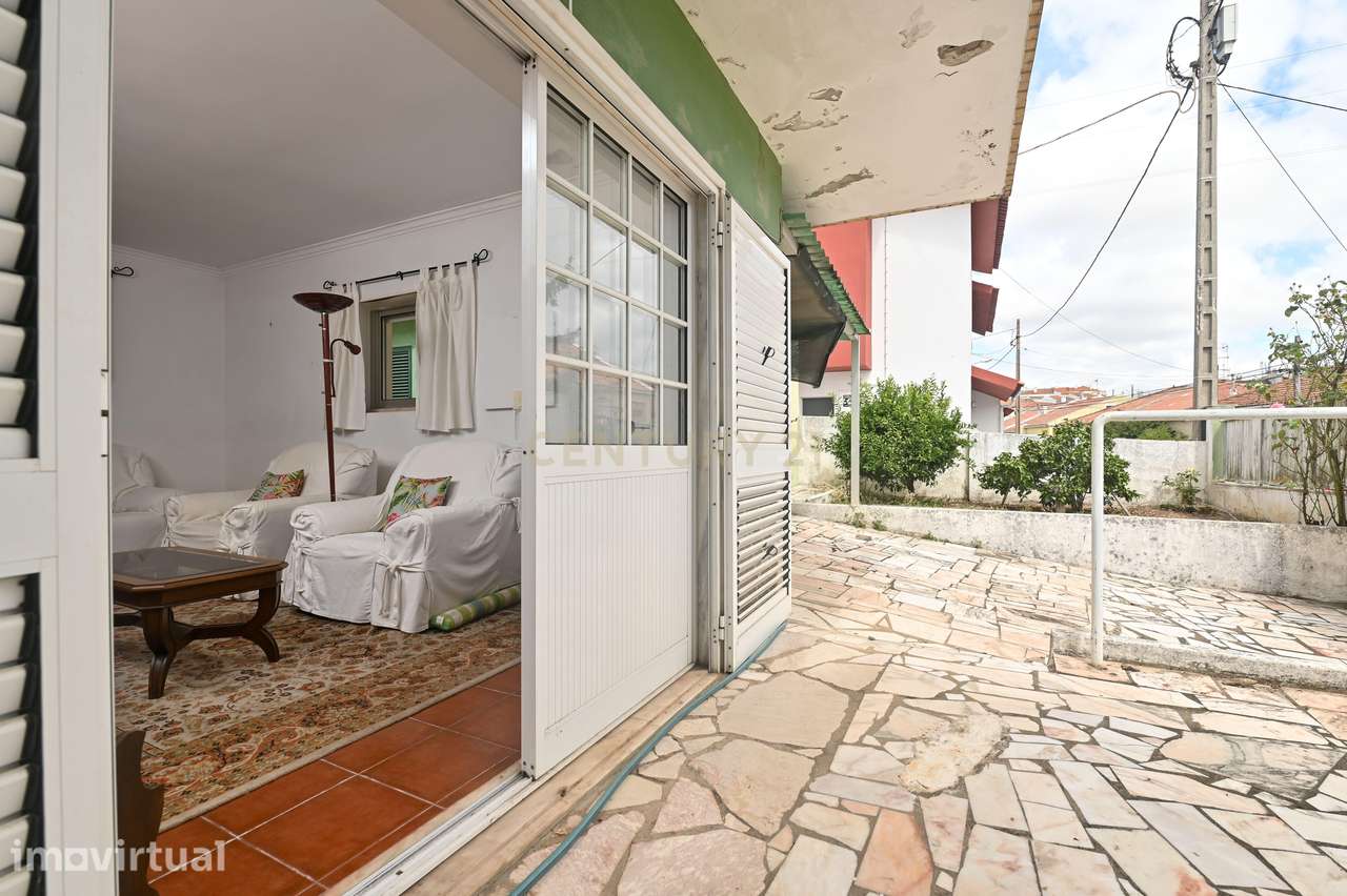 Moradia de gaveto com jardim, sotão e anexo - Porto Salvo (Oeiras) - Grande imagem: 5/57