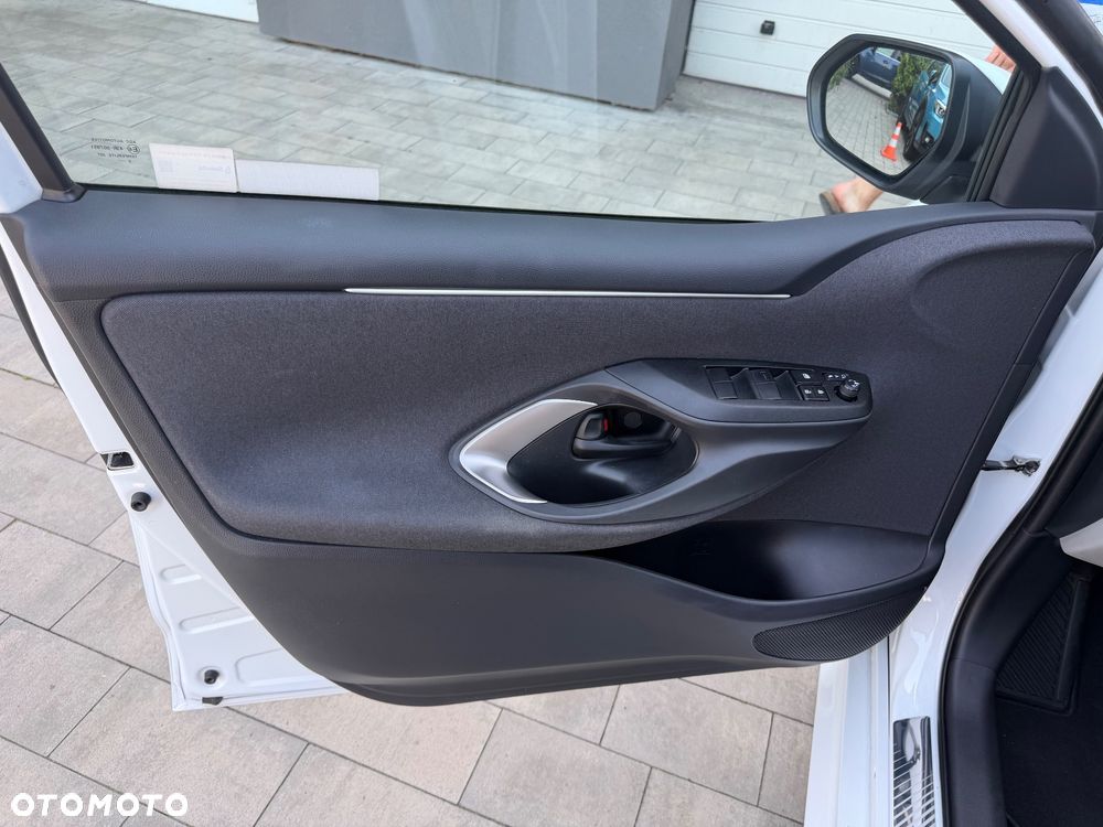 Toyota Yaris Hybrid 100 Selection Platinum - 12