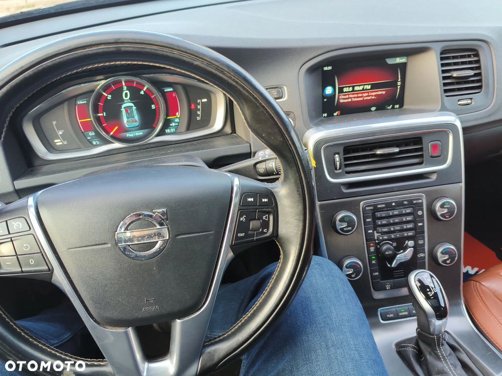 Volvo V60 D6 AWD Plug-in Hybrid R-Design Momentum - 17